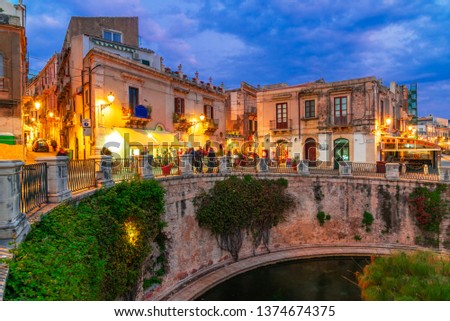 Siracusa, Sicily island, Italy: Night view of the fountain of Arethusa, Ortigia, Syracuse, a historic city on the island of Sicily, Italy