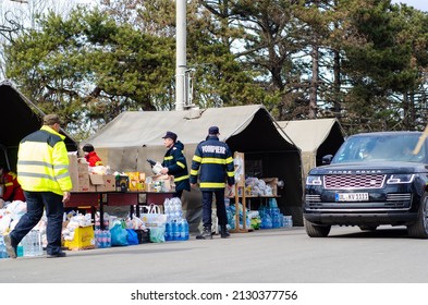 Siret Border, Romania - February 26, 2022: Refugees from Ukraine helped by Romanian volunteers. 
 Editorial  Stock Image 