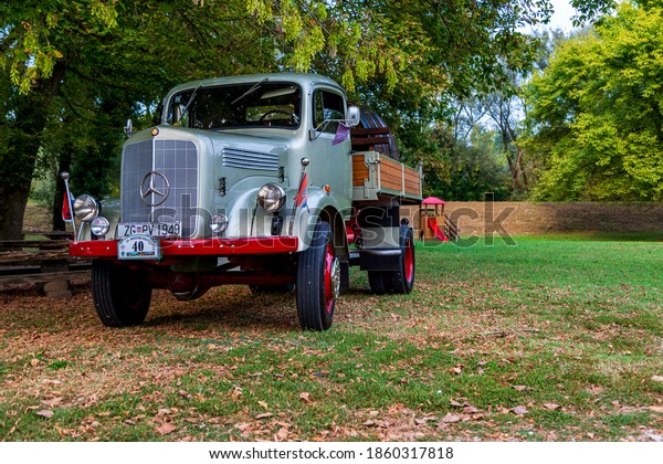 Siska Croatia Sept. 16. 2019: Vintage car expedition in\
the park. A1930s Mercedes Diesel Truck with a wine barrel on the\
back.  