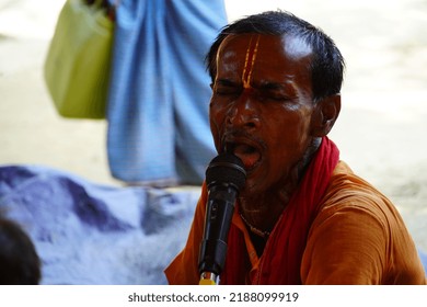 Sitamarhi, Bihar, India- 24 ‎June ‎2022 :indian Old Man Singing With Mick.