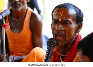 Sitamarhi, Bihar, India- 24 ‎June ‎2022 :indian Old Man Singing With Mick.