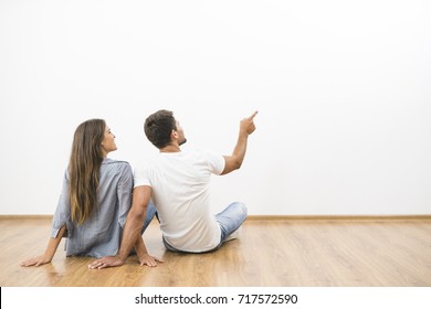 Das sitzende Paar sieht die leere Wand und Geste aus