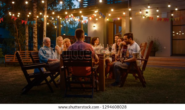 Assis A La Table Du Diner Photo De Stock Modifier Maintenant 1294608028