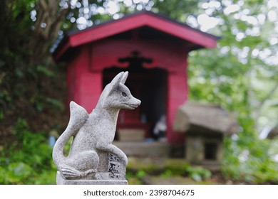 Situated adjacent to the primary path within Shimoda Park, you will find Kofuku-Inari Shrine. Inari shrines are frequently distinguished by the prominent inclusion of foxes.