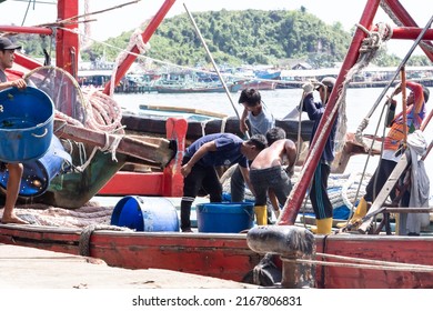 2,305 Fish unloading Images, Stock Photos & Vectors | Shutterstock