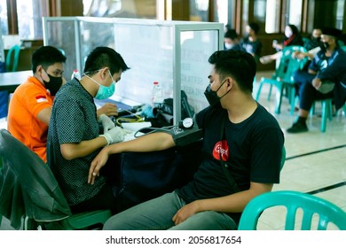 Situbondo, Indonesia - October 13 2021 : Doctor And Nurse Preparing Syringe And Vaccine For Covid-19 Vaccination At Puskesmas Situbondo.