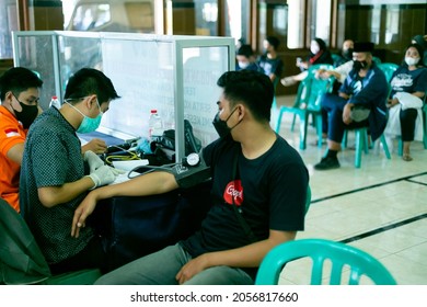 Situbondo, Indonesia - October 13 2021 : Doctor And Nurse Preparing Syringe And Vaccine For Covid-19 Vaccination At Puskesmas Situbondo.