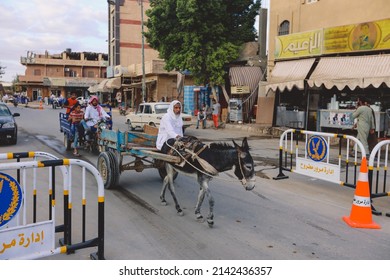 Siwa, Egypt - November 03, 2021: Cityscape View With Old Cars, Local People And Buildings In The Siwa Oasis Between The Qattara Depression And The Great Sand Sea In The Western Desert