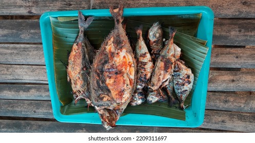 Six Grilled Fish Covered With Banana Leaves	
