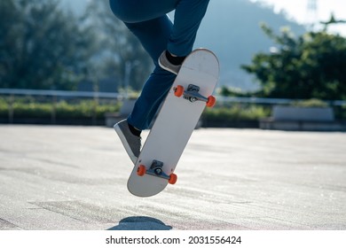 Skateboarder-Skateboarden im Freien in der Stadt