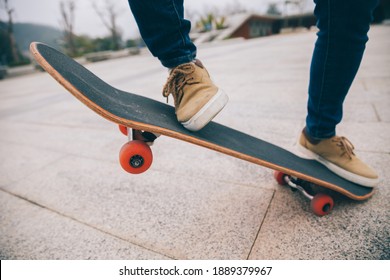 Skateboarder-Skateboarden an sonnsonnsonnsonnsonnsonnsonnsonnsonnsonnigen Morgen im Freien