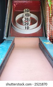 Skeeball Arcade: Roll the ball so it jumps into the points, a carnival game