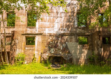 The Skeletal Remains Of The Catskills Hotel, The Overlook Mountain House, Welcomes Hikers Who Journey To The Top Of Overlook Mountain, Located Near Woodstock, New York. 