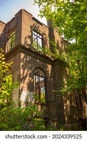 The Skeletal Remains Of The Catskills Hotel, The Overlook Mountain House, Welcomes Hikers Who Journey To The Top Of Overlook Mountain, Located Near Woodstock, New York. 