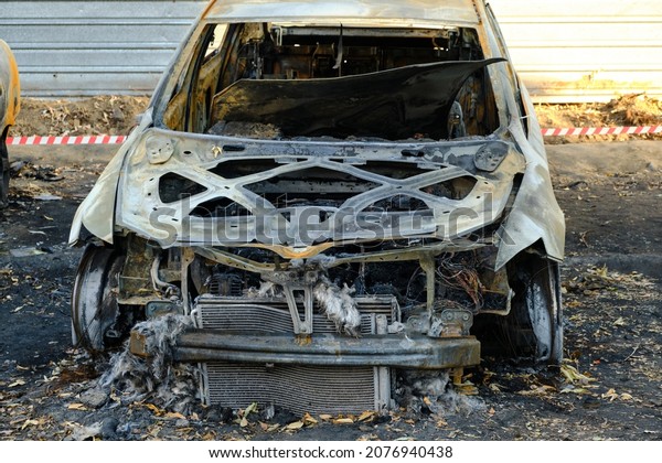 Skeleton of a burnt\
out car after an\
accident
