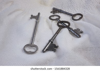 Skeleton Keys in a Pile