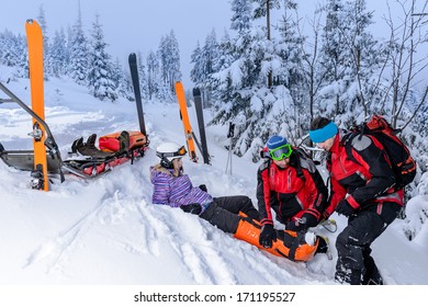 Ski-Patrouillenteam Rettungshelfer mit gebrochenem Bein