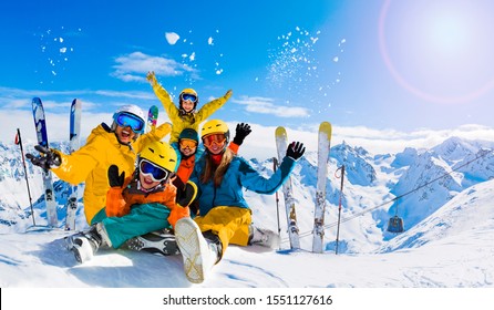 Лыжи зимой, горы и лыжная семья на вершине в солнечный день во Франции, Альпы над облаками.
