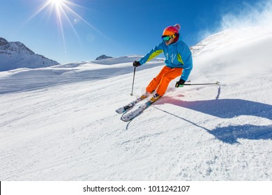 Skifahren bei sonnigen Tagen in den hohen Bergen hinunter