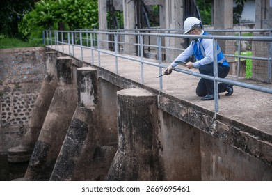 A skilled engineer is planning to install a power generation system using water released from the sluice gates of a large river.