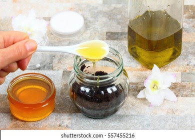 Skin Scrub  From Used Ground Coffee, Honey And Olive Oil. Good For Face Acne And Body Cellulite 