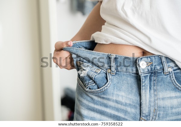 痩せた女性の体にルーズなパンツ 軽い体にルーズな服 細く健康な体に低脂肪のコンセプト の写真素材 今すぐ編集