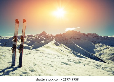 Лыжи в снегу в горах