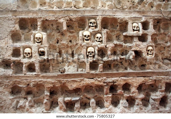 Por los balcanes Skulls-skull-tower-nis-serbia-600w-75805327