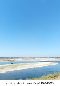 imagen del río azul cielo, río Narmada India, punto de vista de ametralladora 
