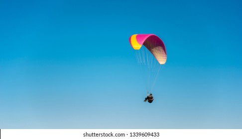 Sky divers parashoot