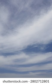 It is a sky with feathery clouds.