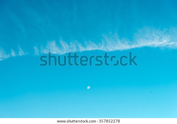 sky And A long line of\
clouds