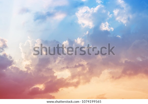 空のピンクと青の色 空の抽象的背景 晴れた空の抽象的背景 美しい雲 天上 白いふわふわした雲の上を見る 自由のコンセプ カラフルな雲が夢見る空 の写真素材 今すぐ編集
