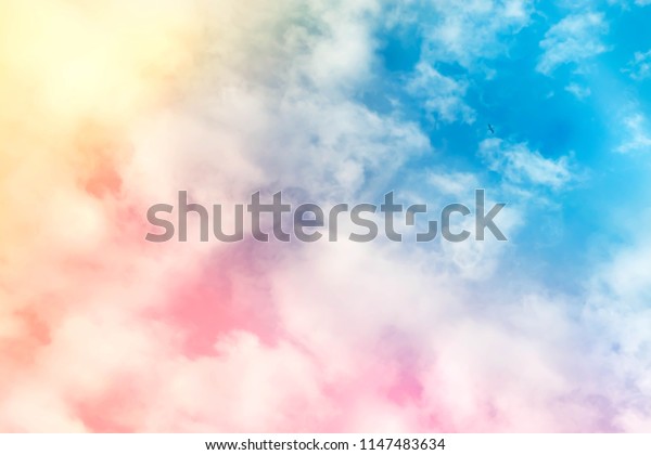 空のピンクと青の色 空の抽象的背景 晴れた空の抽象的背景 美しい雲 天上 白いふわふわした雲の上を見る 自由のコンセプ カラフルな雲が夢見る空 の写真素材 今すぐ編集