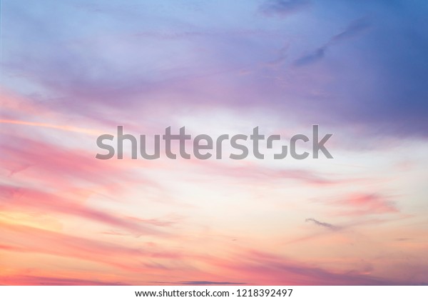 ピンクと青の色の空 夕暮れの雲に彩られた明るいパステルの効果 の写真素材 今すぐ編集