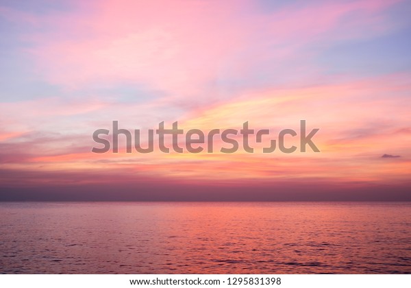 ピンクの背景に空 青と紫の色が夕焼けに空 の写真素材 今すぐ編集