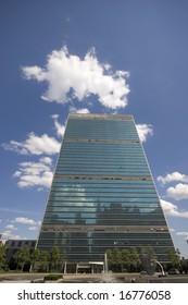Sky reflections in skyscraper