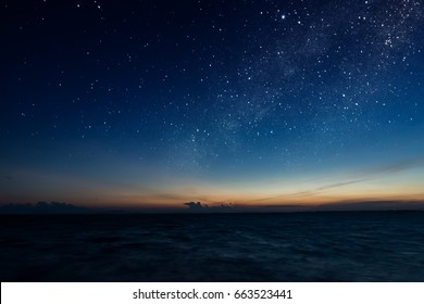 Der Himmel mit Stern am See in der Dämmerung nach Sonnenuntergang.