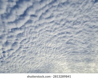 The sky wrapped in countless cotton-like clouds