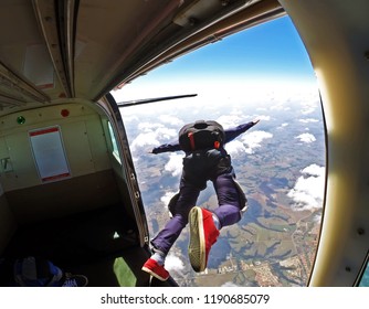 Salto del Skydiver fuera del avión