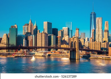 Línea aérea del centro de Nueva York, el puente de Brooklyn y Manhattan a la luz de la mañana, Nueva York, EE.UU.