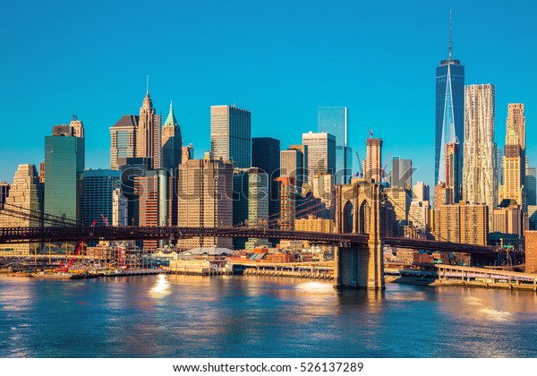 ニューヨーク ニューヨーク ブルックリン ブリッジ マンハッタンの街並み朝の光の下 米国ニューヨーク市 の写真素材 今すぐ編集