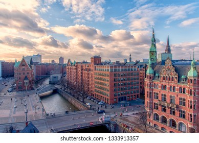 Die Skyline von Hamburg und die alte Hafenstadt