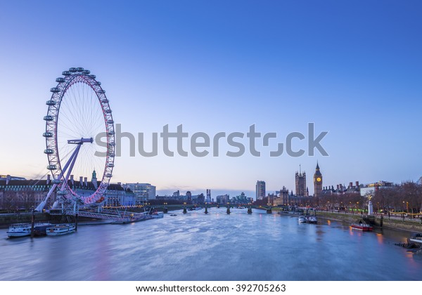 日の出前のロンドンのスカイライン 有名なランドマーク ビッグベン 国会議事堂 ボート 澄んだ青い空 英国 イギリス の写真素材 今すぐ編集