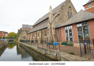 Sleaford, Lincolnshire, UK 10 14 2022 Urban Church By A Stream                      