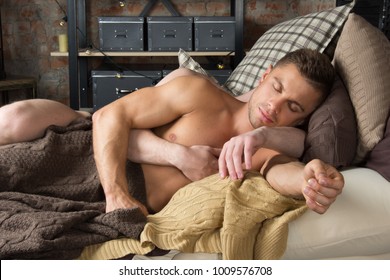 naked gay men in bed