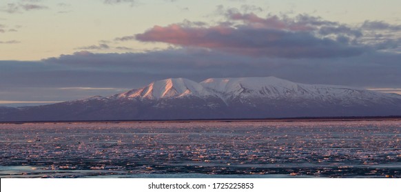 sleeping-lady-mountain-sunset-alaska-260nw-1725225853.jpg