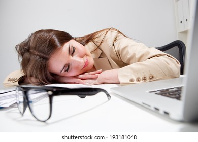 Sleeping Under Desk Bilder Stockfotos Und Vektorgrafiken