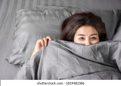 Schlaflose Asiatische Frau Schlaflosigkeit, Überdenken im Bett spät in der Nacht mit dunklem Augenkreis 