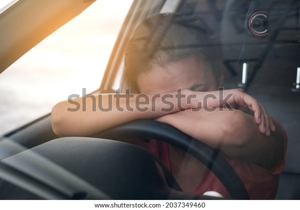 Sleepy woman While she was driving on the\
road. Concept of health and driving\
safety